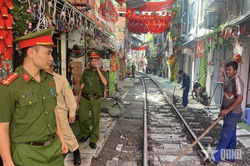 Tuyên truyền pháp luật, ký cam kết với các hộ kinh doanh 'cà phê đường tàu'