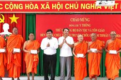 Thứ trưởng Bộ Dân tộc và Tôn giáo đến thăm cộng đồng Khmer và chúc Tết Chôl Chnăm Thmây