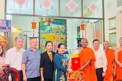 Bộ Dân tộc và Tôn giáo chúc Tết Chôl Chnăm Thmây tại chùa Candaransi hơn 80 năm tuổi