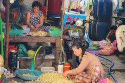 Hơn trăm hộ dân ở TPHCM sống chật vật bên trong dự án treo suốt hai thập kỷ