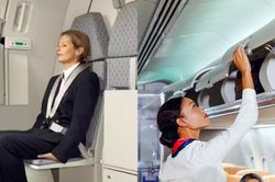 Vì sao tiếp viên hàng không luôn ngồi đè lên tay khi máy bay cất và hạ cánh?