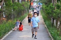 Đi bộ hay vấp, dấu hiệu coi chừng liệt vĩnh viễn