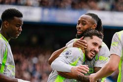 Man City thắng đẹp Chelsea: Đàn 'cá mập' tấn công Premier League