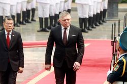 Thủ tướng Lê Minh Hưng chủ trì lễ đón Thủ tướng Slovakia