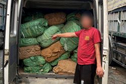 Công an kiểm tra 2 xe ô tô, phát hiện sự thật 5 tấn hàng bên trong