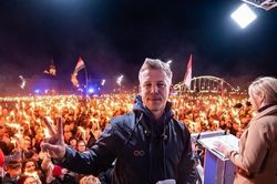 Peter Magyar: Từ cậu bé thần tượng ông Orban đến thủ tướng tiếp theo của Hungary
