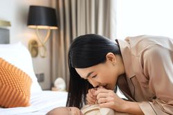 Ở cữ thời hiện đại: mẹ bỉm sữa chọn chăm sóc sau sinh khoa học và toàn diện