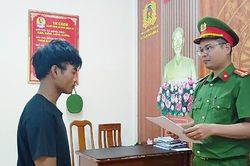 Hai đối tượng giả công an tuần tra đêm, khống chế người đi đường cướp tài sản