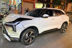 Đâm loạt xe ở Hà Nội, nữ tài xế hoảng loạn, gục trên vô lăng