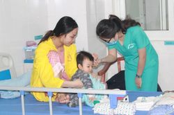 Thanh Hóa: Số trẻ em nhập viện tăng cao do nắng nóng gay gắt đầu mùa