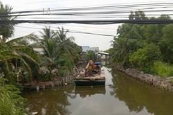 Chung một dòng sông: đoạn sạch đẹp, đoạn đầy cỏ dại