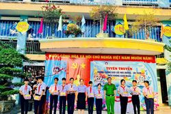 Tuyên truyền pháp luật và tặng quà cho học sinh có hoàn cảnh khó khăn