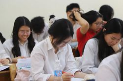 Vừa mở cổng tuyển sinh lớp 10 ở Hà Nội 4 ngày: Trường top chen chúc hồ sơ, suất công lập chỉ dành cho 65% học sinh