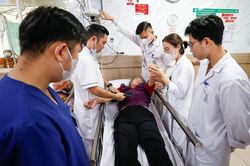 Từ dấu hiệu 'rơi dao, nói ngọng', nam sinh viên nhanh trí cứu bà đột quỵ