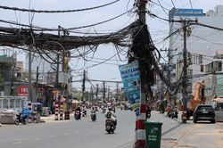 Đường nghìn tỷ sắp về đích, dân mong sớm di dời hàng trăm cột điện án ngữ