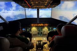 Độc đáo quán cà phê cho khách hóa thân làm phi công, lái máy bay mô hình