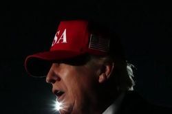 Ông Trump nói Tehran vẫn muốn đàm phán, Nga sẵn sàng tiếp nhận uranium của Iran
