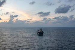 Tàu chở dầu liên quan Iran đi qua eo biển Hormuz dù Mỹ áp phong tỏa