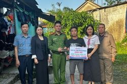 Trao hơn 152 triệu đồng bạn đọc ủng hộ người cha tật nguyền nuôi con nhỏ