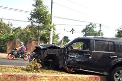 Lái ô tô trộm cắp chạy trốn, bất ngờ tông vào dải phân cách