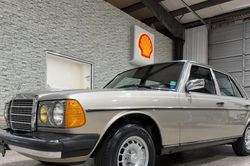 Xế cổ Mercedes 300D Turbo 40 năm tuổi vẫn nguyên bản, mới đến khó tin