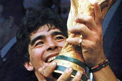 Phiên tòa mới xét xử vụ án huyền thoại Diego Maradona qua đời