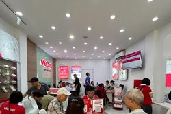 Người dân xếp hàng xác thực thuê bao di động trong ngày đầu áp dụng quy định mới