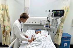 Bệnh hiếm gặp khiến thiếu niên liệt tứ chi sau trận đá bóng