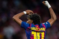 Lamine Yamal đi vào lịch sử trong ngày Barca văng khỏi Cúp C1