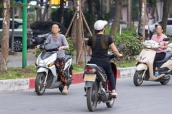 'Tiết kiệm' 500m đường, nhiều người đi ngược chiều ở Hà Nội bị phạt 5 triệu đồng