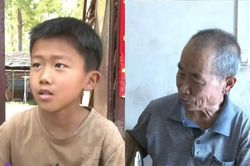 Cậu bé 9 tuổi giấu thịt ở trường mang về cho ông, cô giáo nói câu xúc động