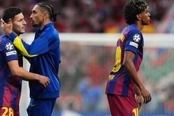 Raphinha tức giận: 'Barca bị cướp vé bán kết Cúp C1'