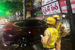 Tài xế vi phạm nồng độ cồn 'kịch khung', lái ô tô đâm vào hàng cầm đồ ở Hà Nội