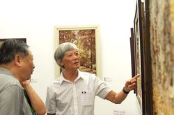 Bỏ cọ vẽ, dùng lá khô và hành trình 60 năm của một họa sĩ lạ