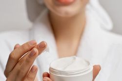 Thu hồi toàn quốc 9 sản phẩm mỹ phẩm vi phạm, có kem nghệ, dầu tràm