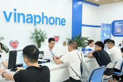 Lo bị khóa SIM, người dân đổ xô đi xác thực, các điểm giao dịch quá tải