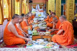 Người Khmer ở TPHCM dâng cơm cầu bình an dịp Tết Chôl Chnăm Thmây