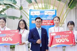 Học sinh nhiều tỉnh, thành nhận học bổng sớm từ Trường đại học UEF