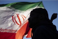 Iran dọa chặn xuất nhập khẩu qua vùng Vịnh, Mỹ đưa thêm quân tới Trung Đông