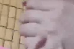Xác minh clip người mẹ liên tục dùng tay bóp miệng con gái 1 tuổi