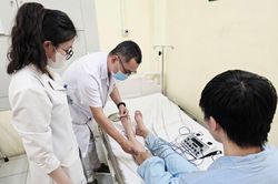 Thường xuyên ngồi khoanh chân, nam thanh niên yếu liệt chân, bàn chân rủ