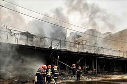 Điều tra tìm nguyên nhân vụ cháy 7 ki-ốt