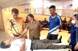 Cảnh sát giao thông kịp thời đưa người dân bị đột quỵ đi cấp cứu