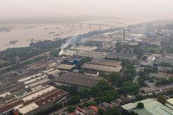 Cảnh xả khí thải trắng xóa ở cửa ngõ vào trung tâm tỉnh Phú Thọ