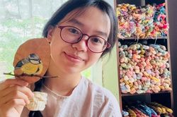 Thấy lá mít rụng đầy sân, cô gái ở Lâm Đồng nhặt về thêu tranh thu tiền triệu