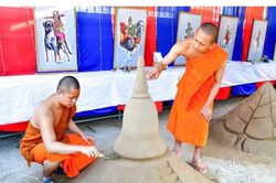 Mỗi hạt cát, một lời nguyện lành: Nghi lễ đắp núi cát trong Tết Chôl Chnăm Thmây