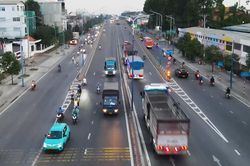 Phớt lờ biển cấm, hàng loạt xe máy vẫn lao vun vút trên cầu vượt ở TPHCM