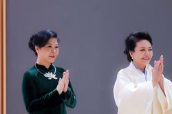 Phu nhân Ngô Phương Ly gặp gỡ, trao đổi với phu nhân Bành Lệ Viên