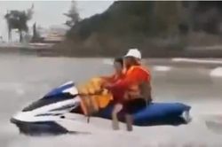 Hai bé trai sinh đôi bị cuốn trôi xa 50m ở biển Cửa Lò