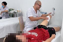 Nam sinh được khiêng đi cấp cứu sau tiếng 'rắc', bác sĩ cảnh báo loạt bạn trẻ